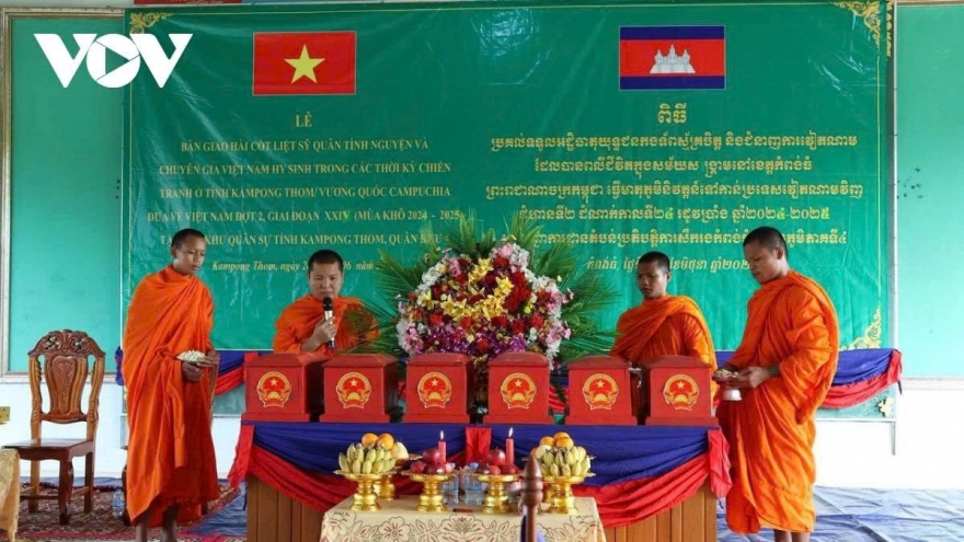 Cambodia hands over remains of six Vietnamese volunteer soldiers